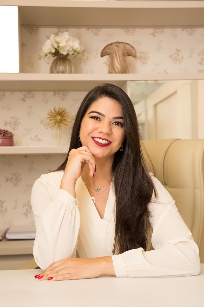 Dra. Camila Insuela no consultório